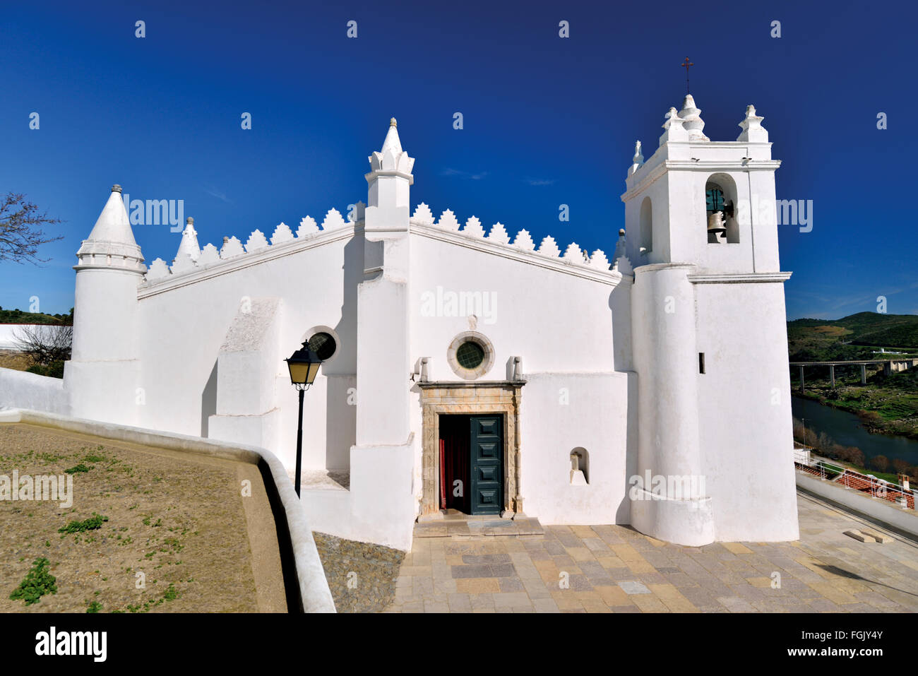 Le Portugal, l'Alentejo : Vue de face de l'église paroissiale et ancienne mosquée de Mértola Banque D'Images