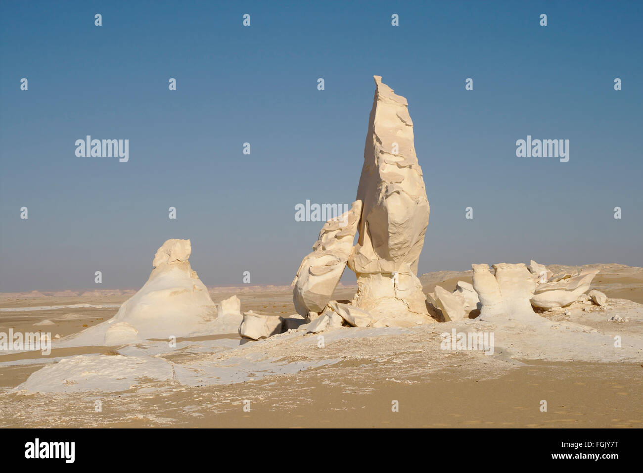 En forme de flamme rock formation dans le désert blanc, Egypte Banque D'Images