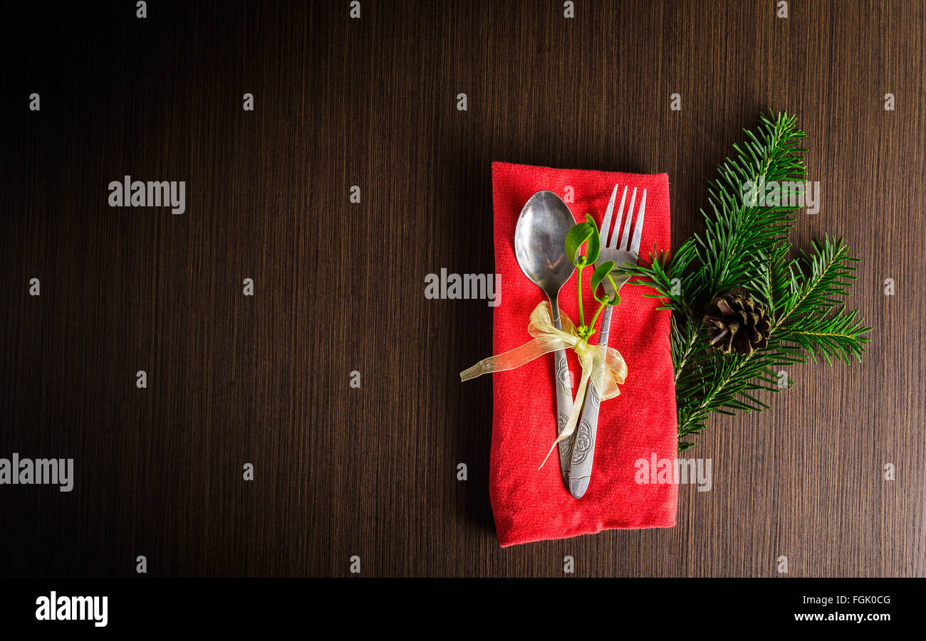 La table de Noël avec des branches de pins de noël ruban,et bow Banque D'Images