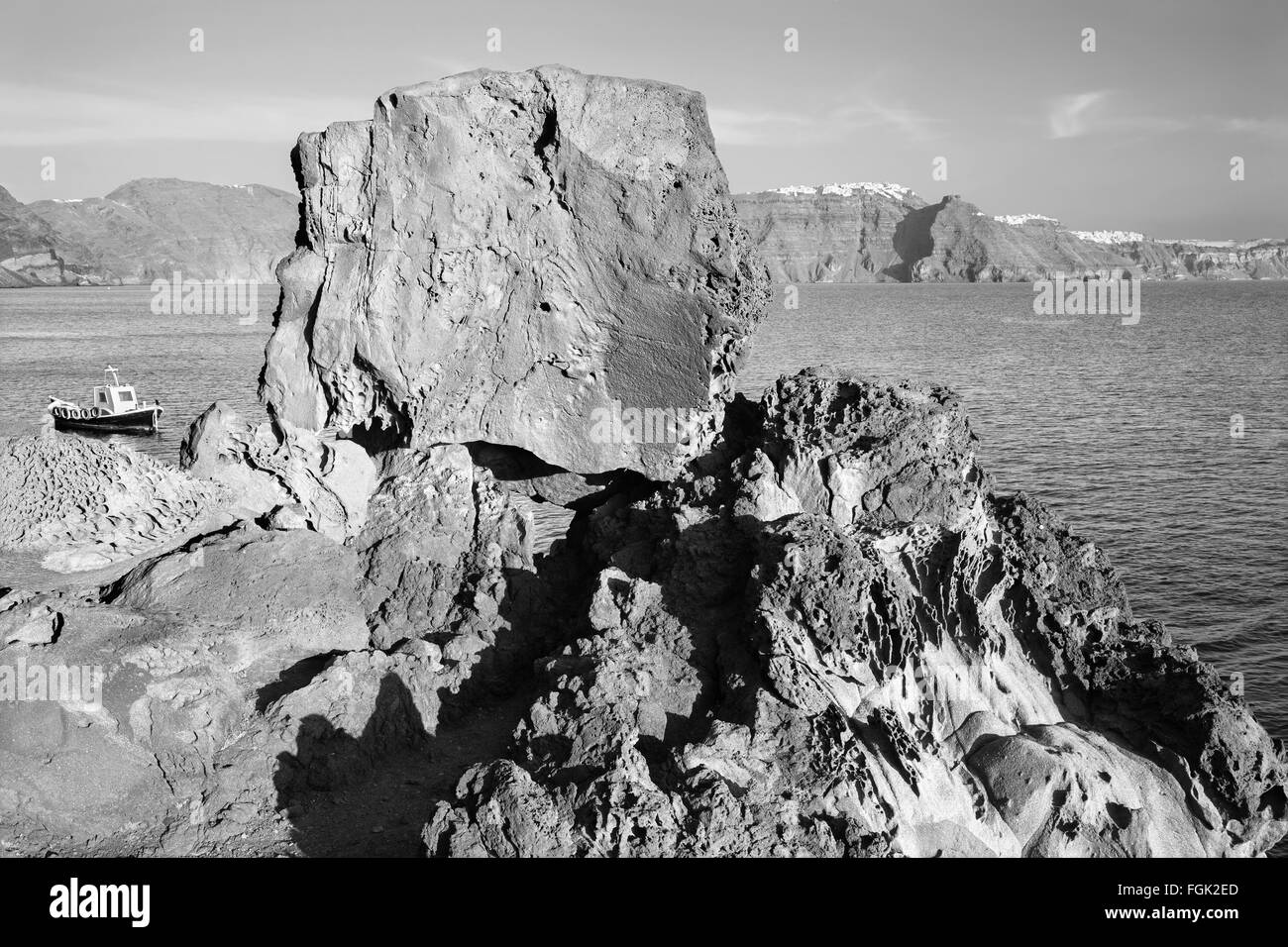 Santorin - Le regard de l'autre côté de la caldera de blocs de pierre ponce avec le Imerovigili Scaros ans en arrière-plan. Banque D'Images
