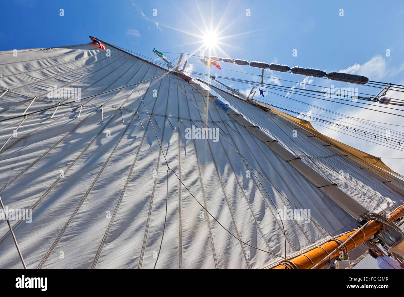 - À une grande toile de voile moins beau ciel bleu vif. Le mât et la voile sous un soleil étoile sur le lac Huron Banque D'Images