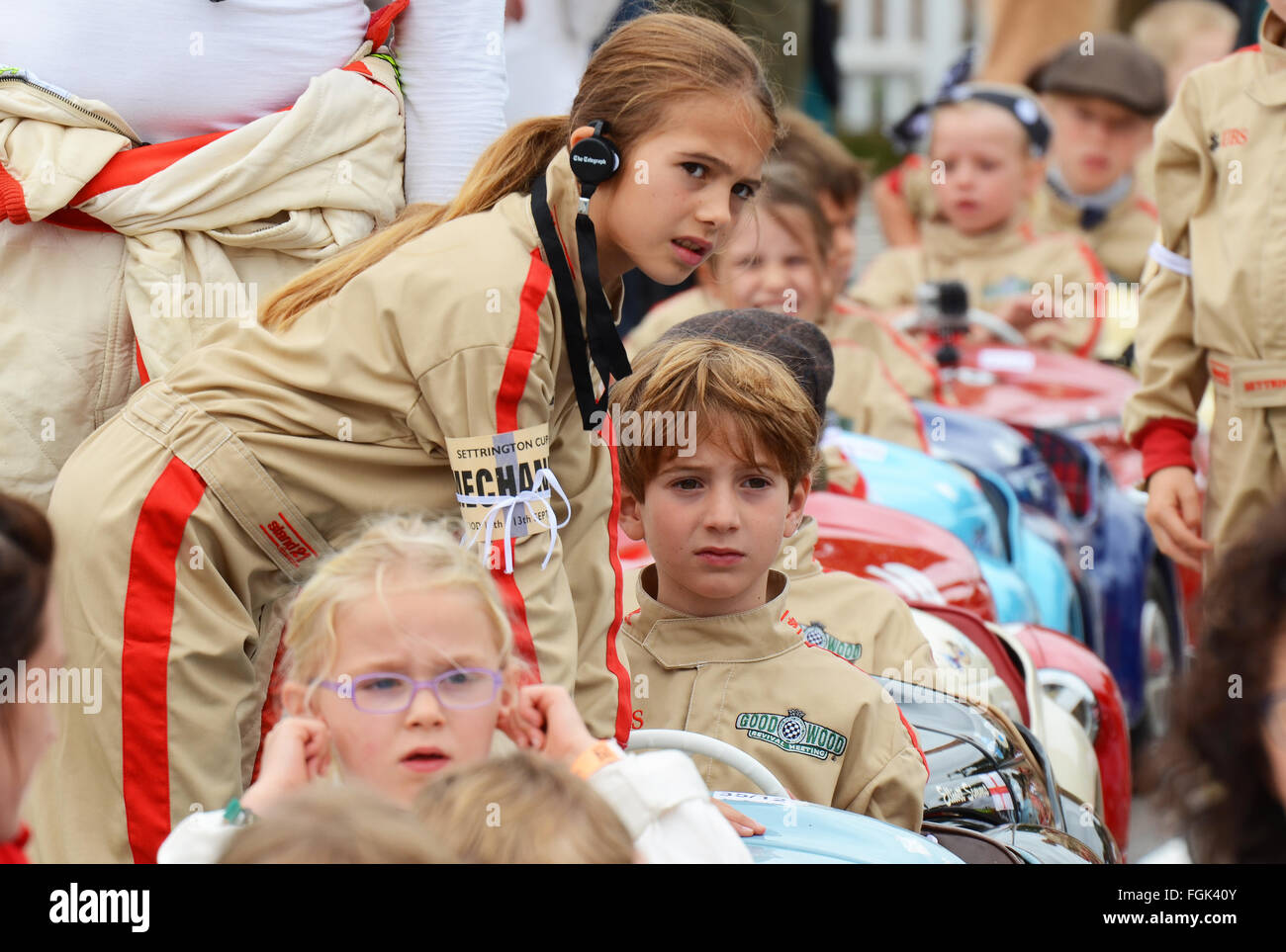 L'Settrington au Goodwood Revival est pour 4 à 10 ans tous les jeunes semblable conduite Austin J40 voitures à pédales. Les pilotes de l'enfant Banque D'Images