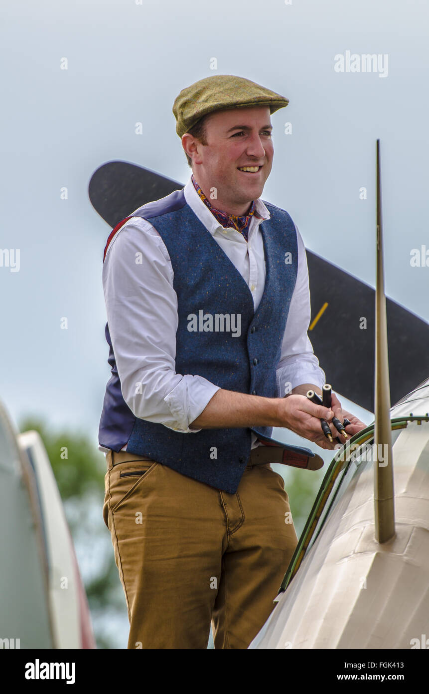 Richard Grace est l'un des plus jeunes pilotes dans le monde de l'affichage aérien. Chez Goodwood Revival en tenue vintage Banque D'Images
