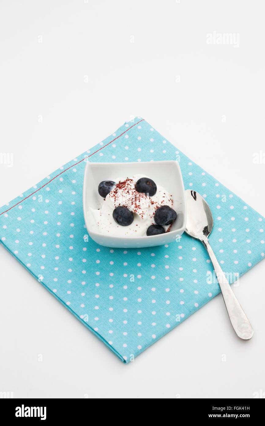 Skyr surmontée de bleuets et de canneberge en poudre. Banque D'Images