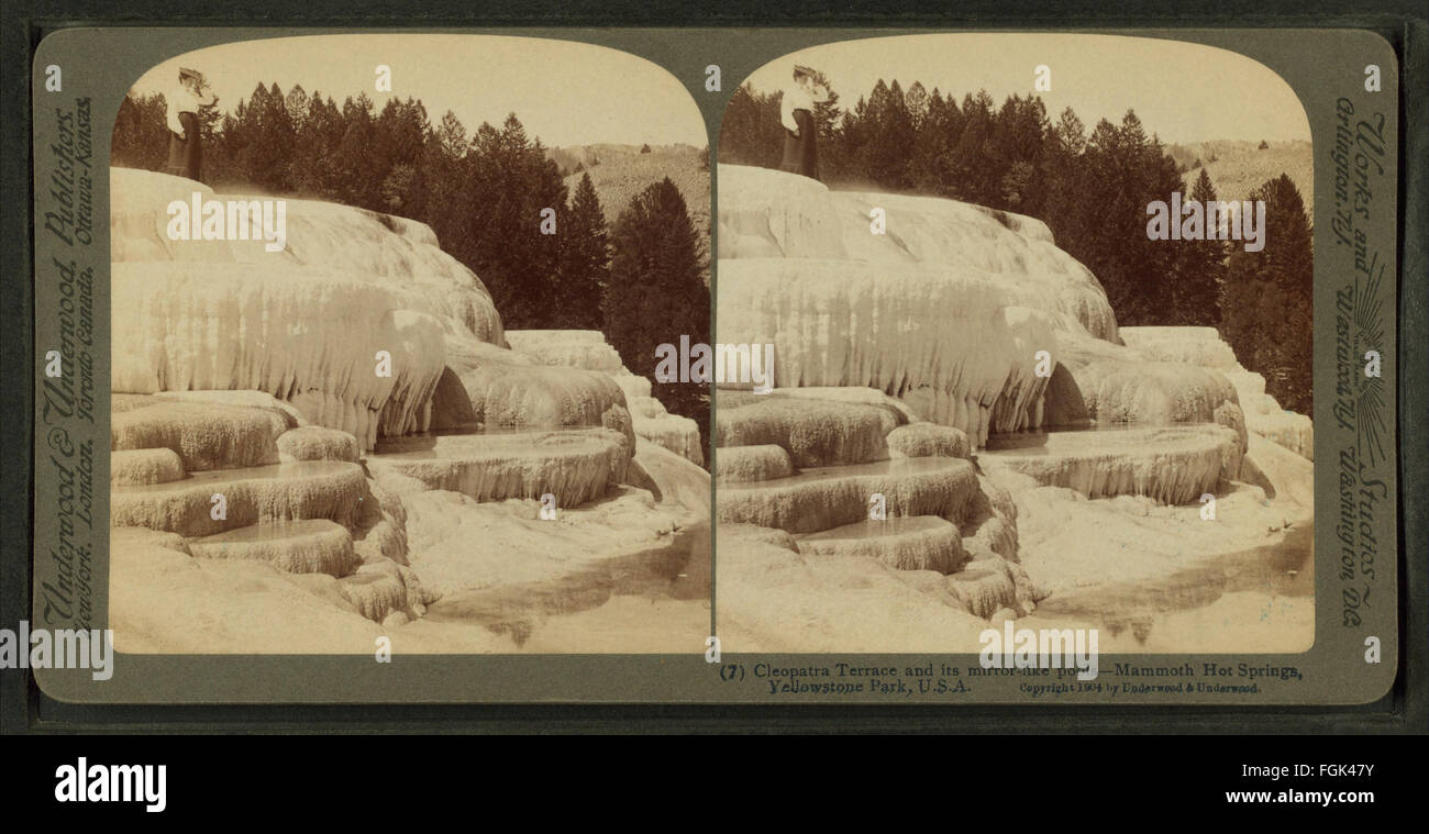 Terrasse Cléopâtre et son miroir comme des piscines - Mammoth Hot Springs, le parc de Yellowstone, U.S.A, par Underwood & Underwood 2 Banque D'Images