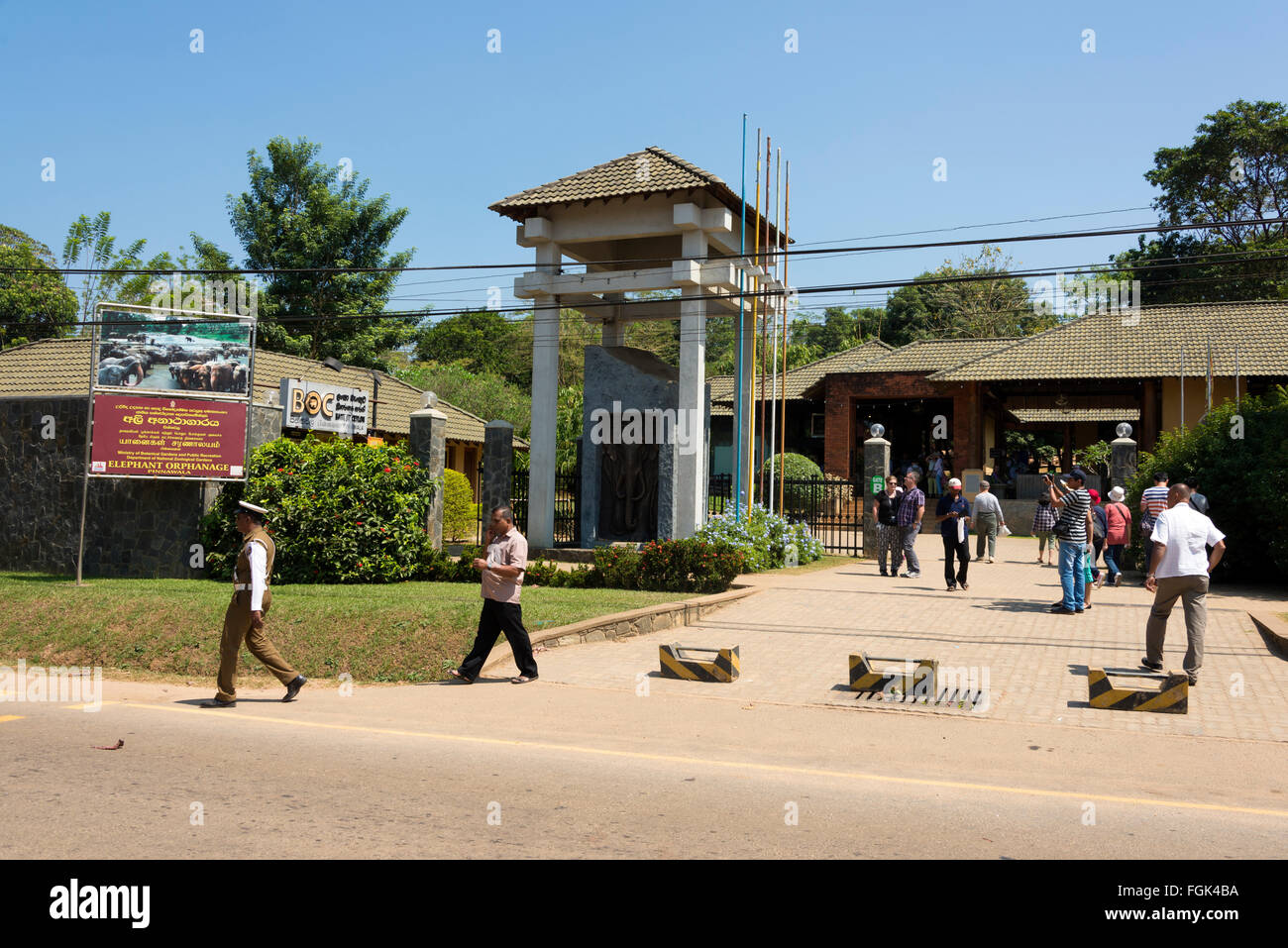 Entrée principale de l'orphelinat des éléphants de Pinnawela sur Kegalle-Rambukkana en route Rambukkana, Sri Lanka. L'orphelinat est gouvernem Banque D'Images