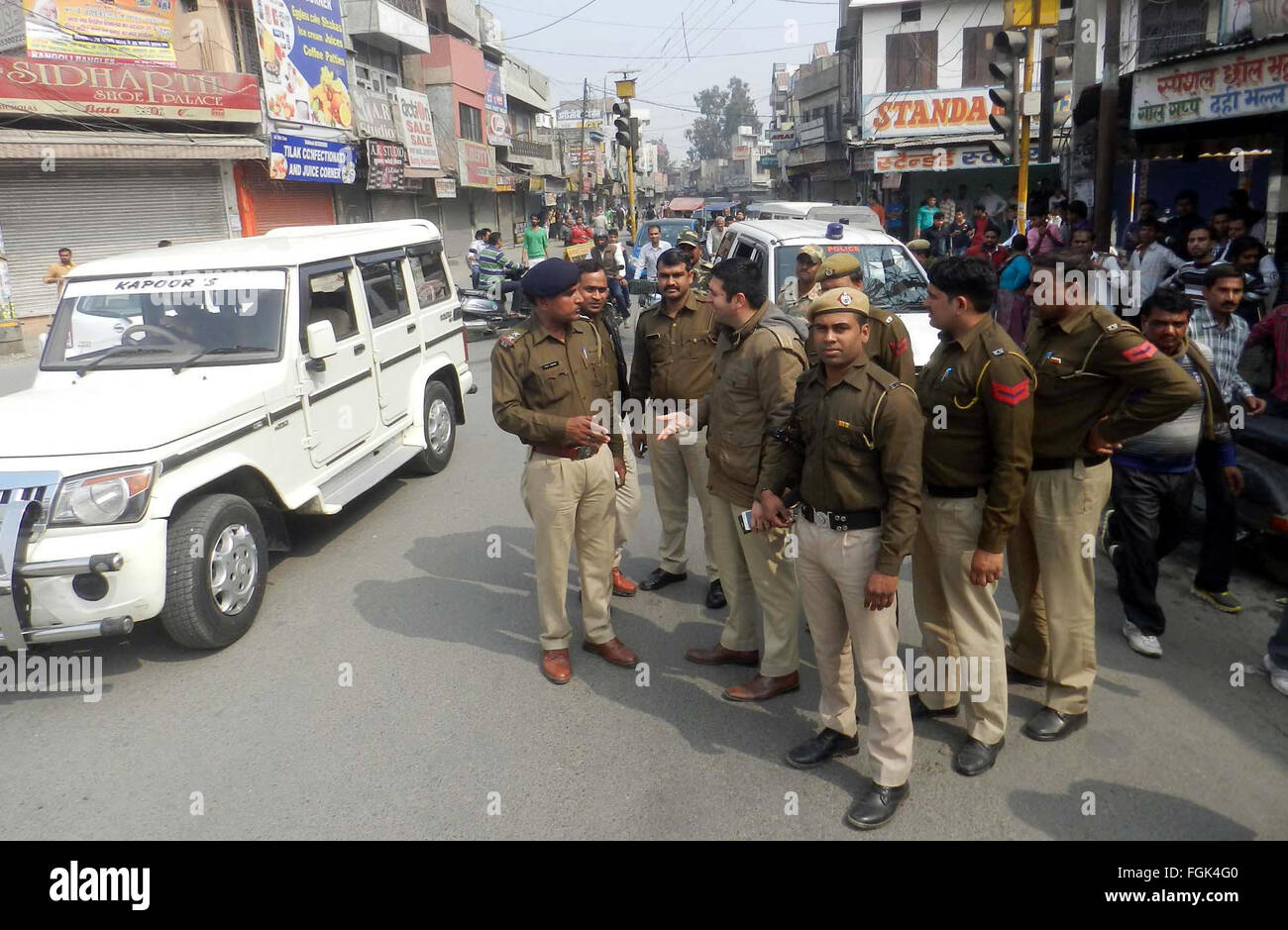 L'Haryana, Inde. Feb 20, 2016. Les forces de police montent la garde dans la rue de l'Haryana, Inde, le 20 février 2016. Trois personnes ont été tuées et plus de 70 blessés dans des manifestations violentes se sont intensifiés dans le nord de l'état indien de l'Haryana, ont déclaré que le samedi. Credit : Stringer/Xinhua/Alamy Live News Banque D'Images