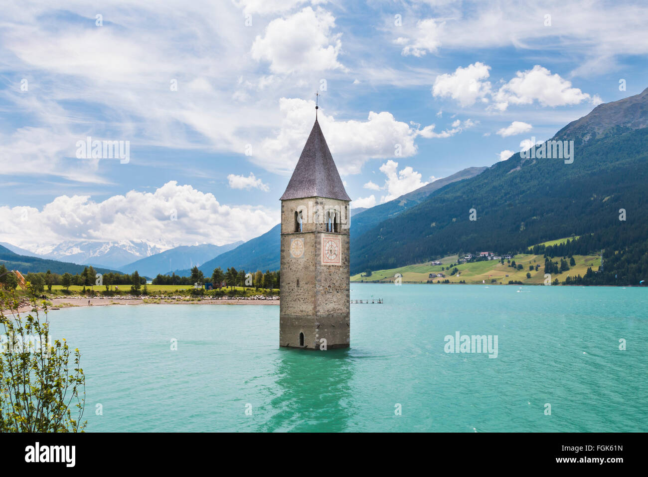 Le Vieux clocher de l'église dans le lac réservoir de Reschen, Reschen Italie Banque D'Images