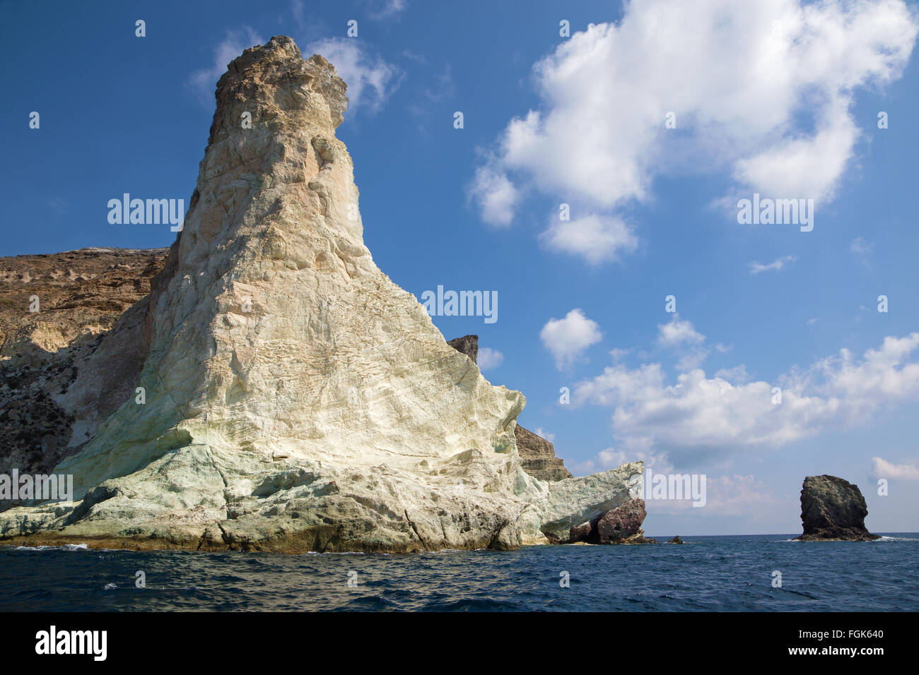 Santorin - Le white rock tower à partir de la partie sud de l'île. Banque D'Images