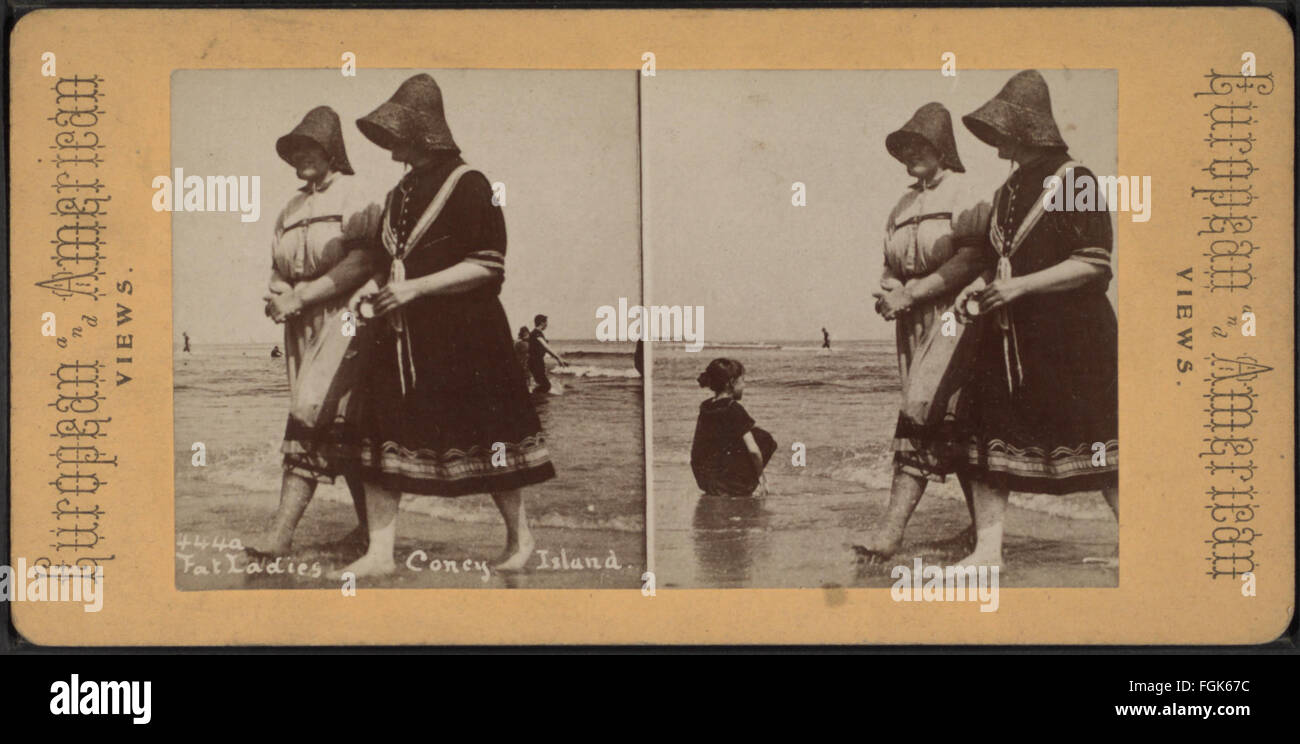 Une vue stéréoscopique humoristique de la collection Robert N. Dennis montrant des grosses dames à Coney Island, une partie de la culture populaire de l'époque. Banque D'Images