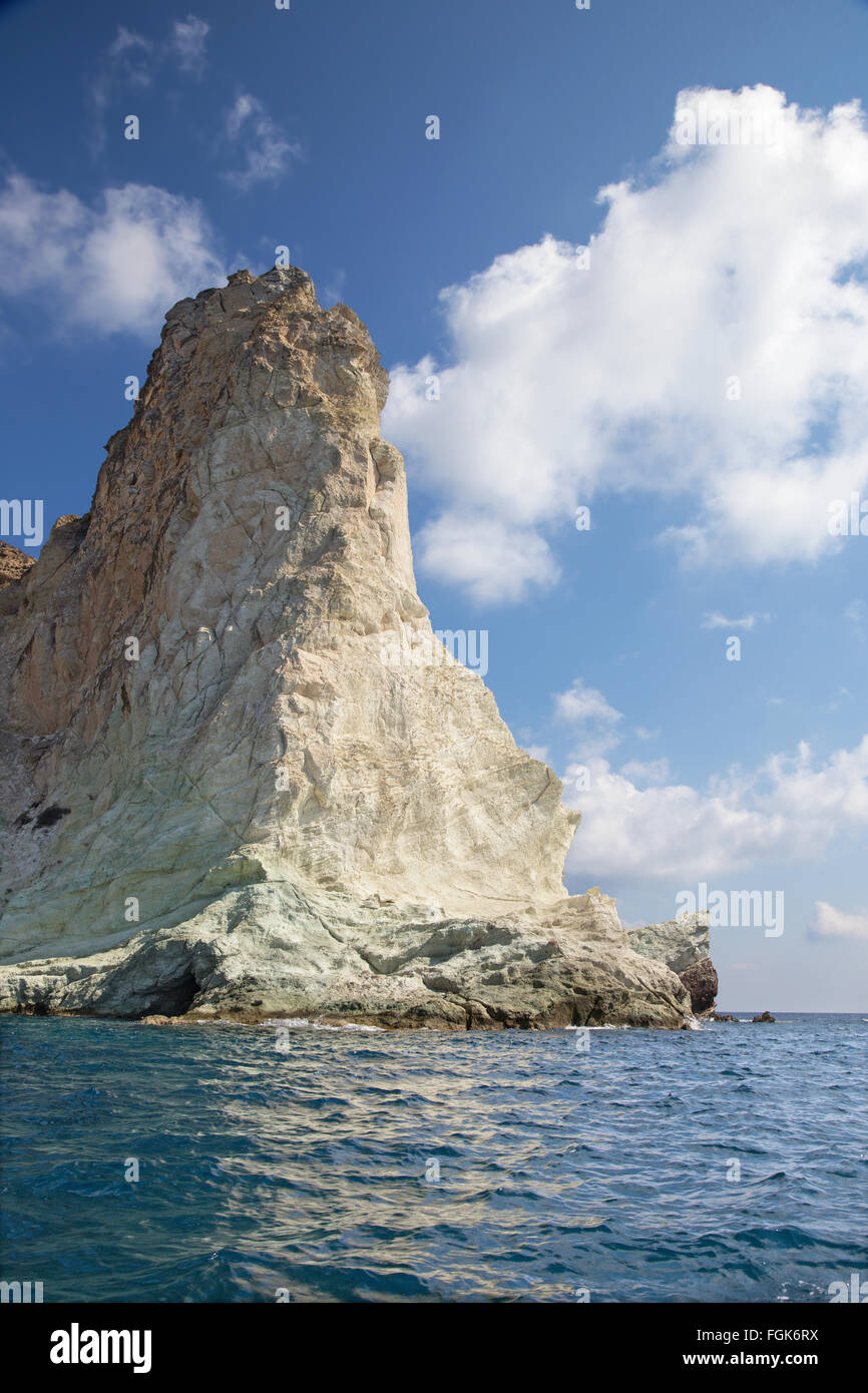 Santorin - Le white rock tower à partir de la partie sud de l'île. Banque D'Images