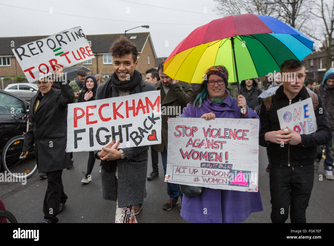 Peckham, Londres, 20 février 2016, 'Peckham lutte back' des pancartes dans la foule pendant la fierté communautaire mars à Peckham Crédit : David Rowe/Alamy Live News Banque D'Images