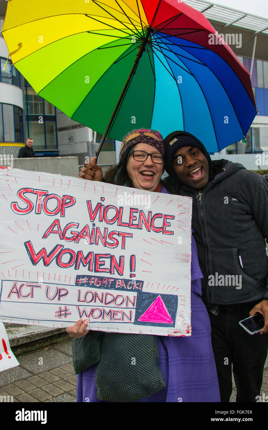 Peckham, Londres, 20 février 2016, 'Stop à la violence contre les femmes, dit l'écriteau que deux personnes posent sous un parapluie arc-en-ciel. Crédit : David Rowe/Alamy Live News Banque D'Images