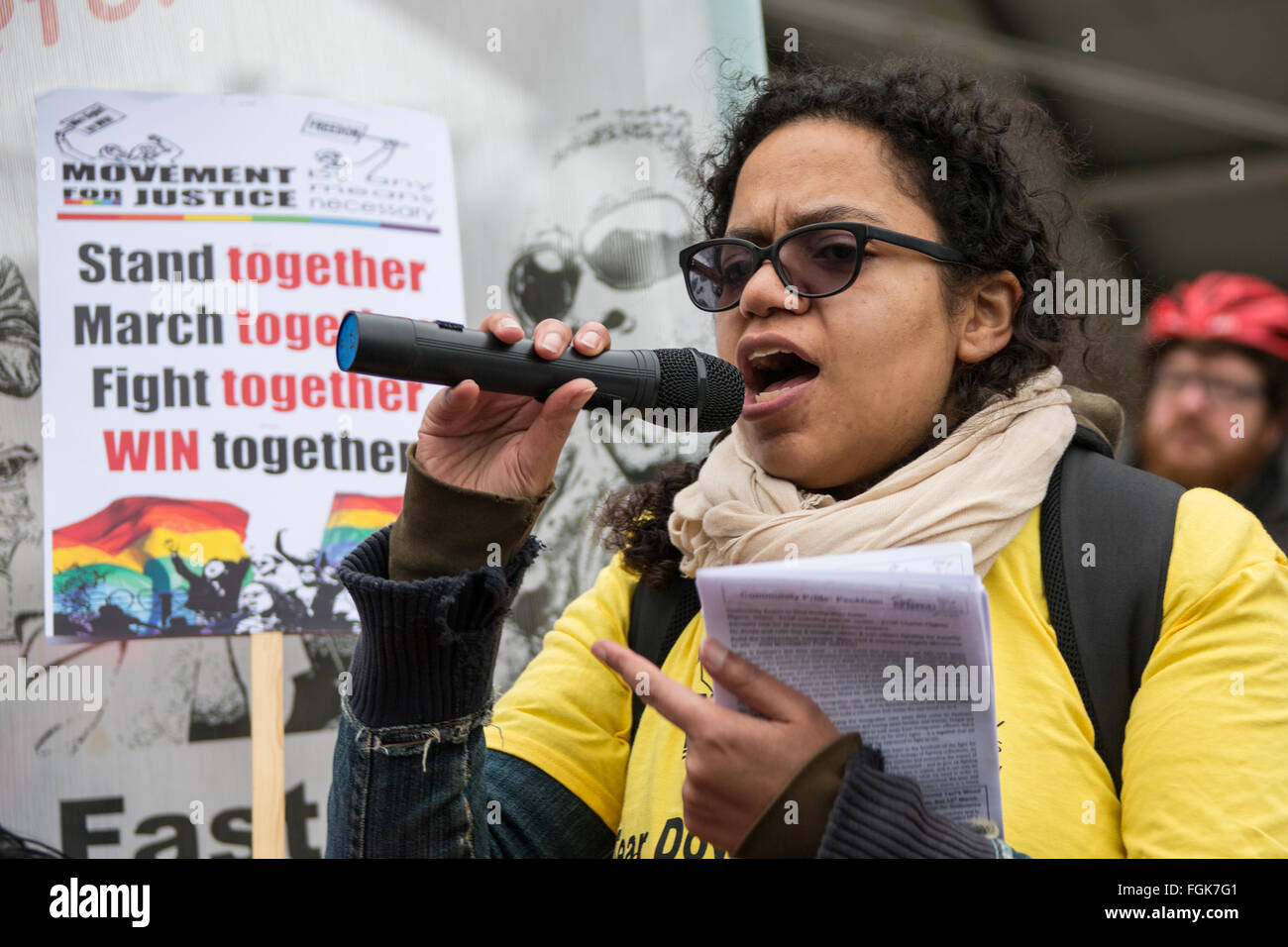 Peckham, Londres, 20 février 2016, une femme s'adresse à la foule lors de la manifestation à Peckham Square contre l'expulsion. Crédit : David Rowe/Alamy Live News Banque D'Images