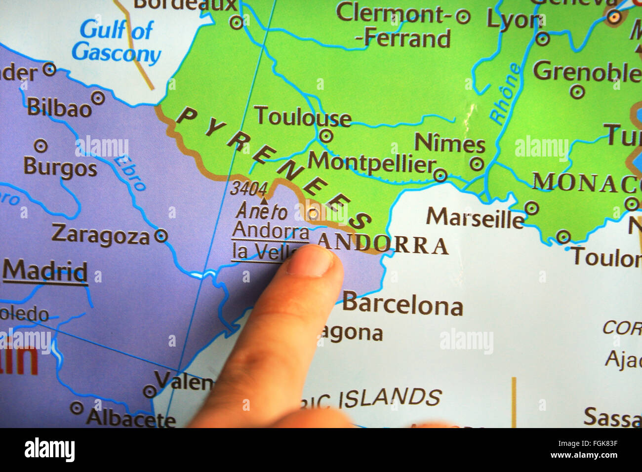 Kid Montrant La Frontiere France Espagne Sur La Carte Photo Stock Alamy