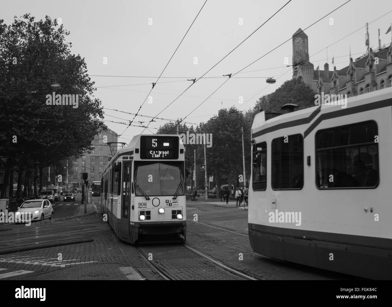 Les tramways d'Amsterdam Leidseplein cross pendant l'heure de pointe du matin Banque D'Images