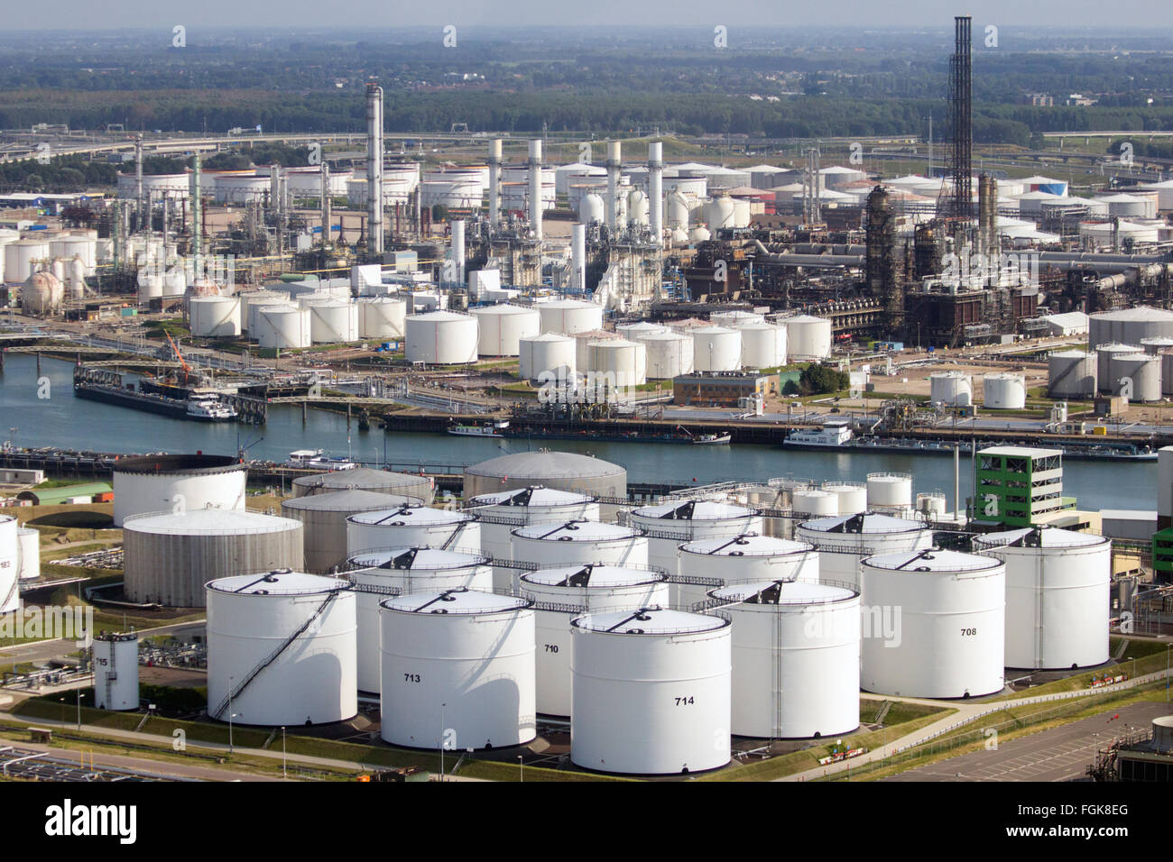 Les réservoirs de stockage de pétrole dans le port de Rotterdam. Le port est le plus important en Europe et de faciliter l'nee Banque D'Images