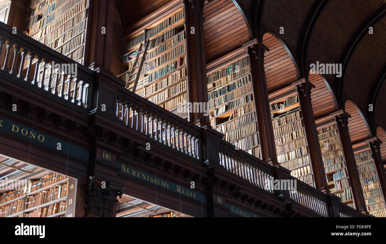 La longue pièce bibliothèque dans le Trinity College. Bibliothèque de Trinity College est la plus grande bibliothèque en Irlande Banque D'Images