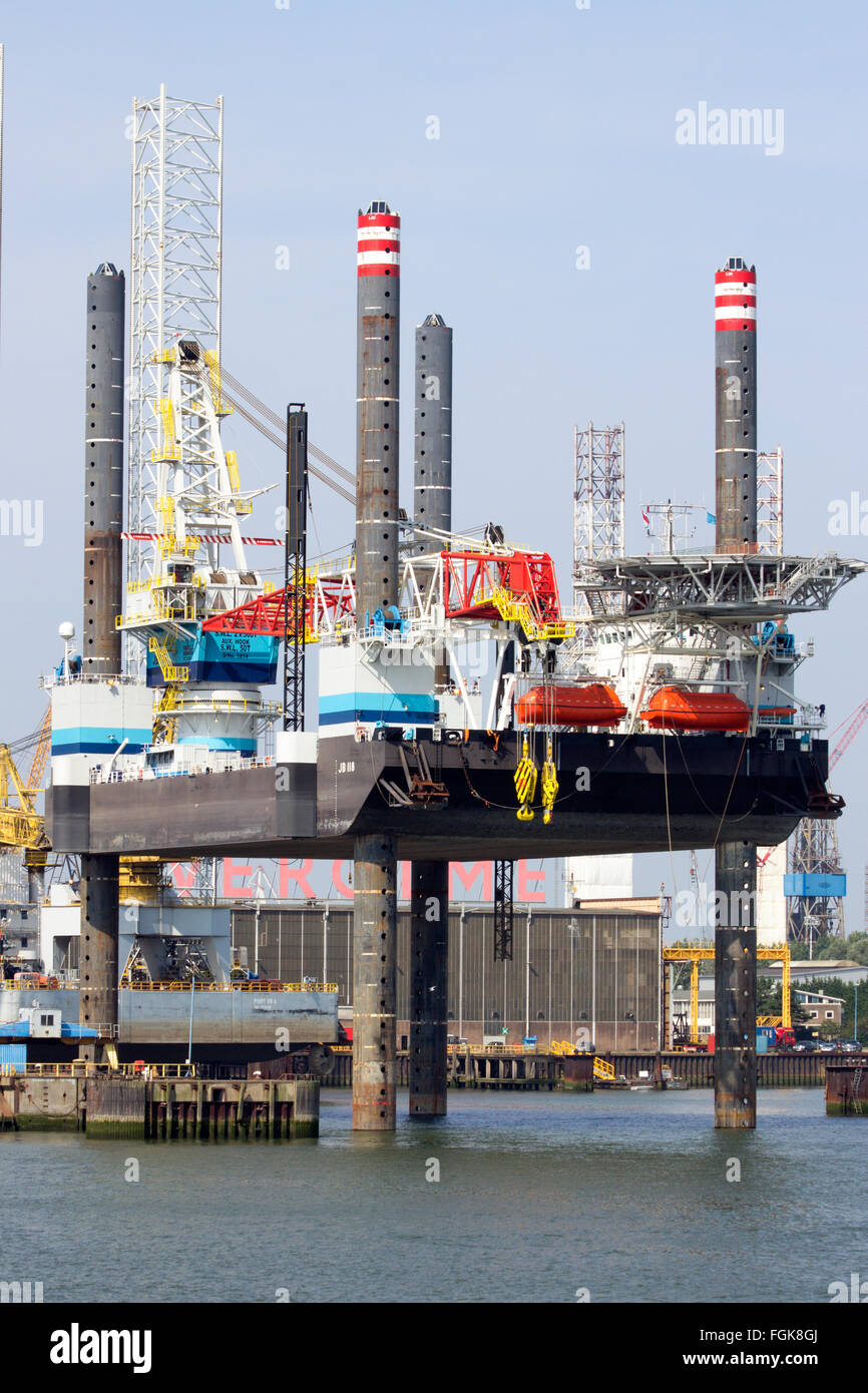 Plate-forme élévatrice auto JB-118 amarré au port de Rotterdam. Le montage est construit en 20 Banque D'Images Plate-forme élévatrice auto JB-118 amarré au port de Rotterdam. Le montage est construit en 20 Banque D'Images