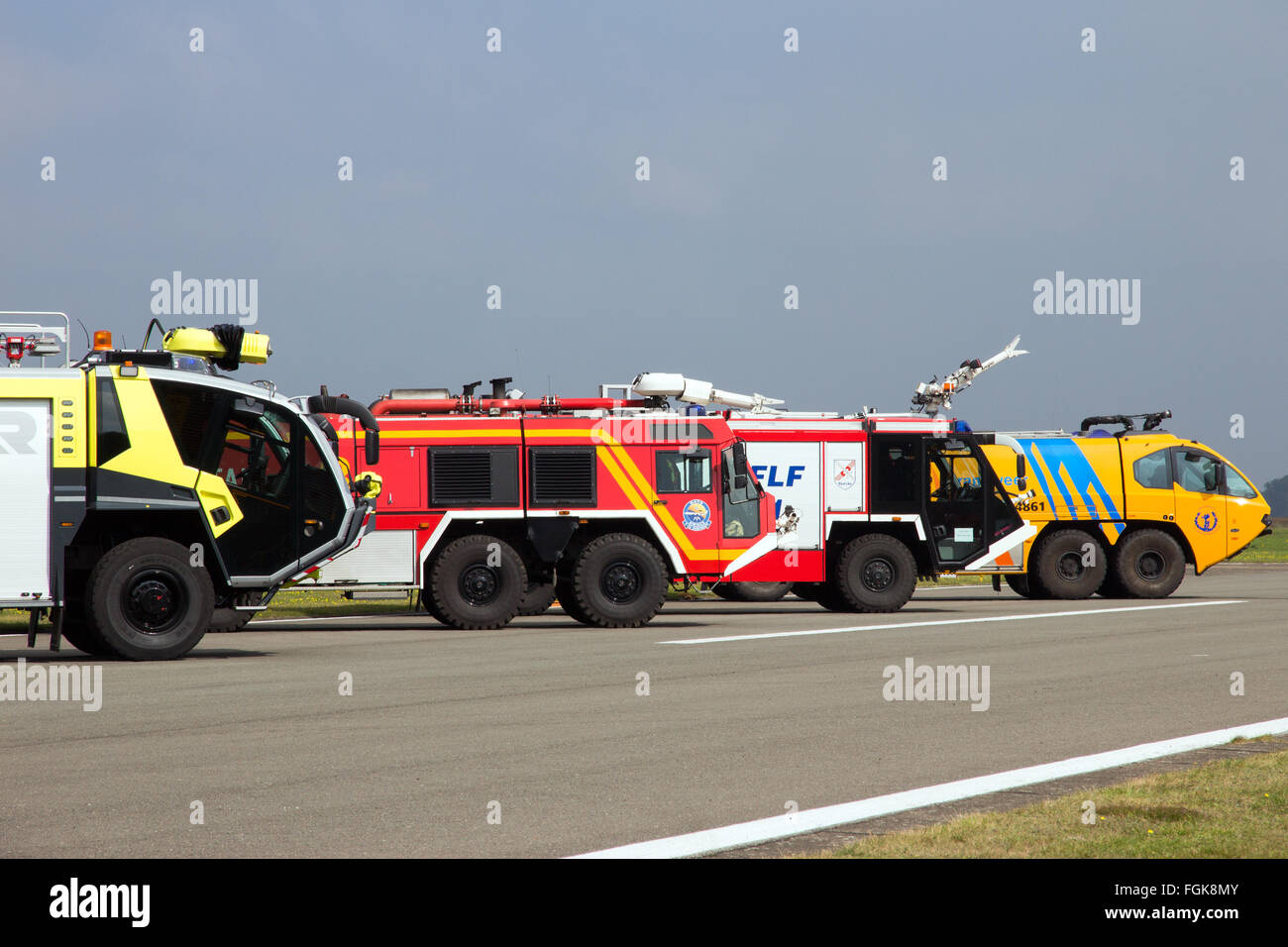 Différentes versions de camions d'incendie de l'aéroport sur le tarmac de la base aérienne de Kleine Brogel. Banque D'Images
