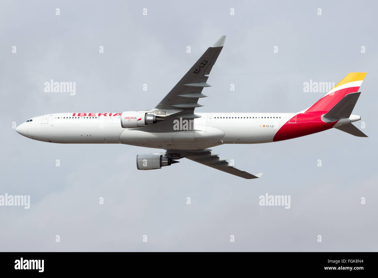 Airbus A330-300 d'Iberia vol au-dessus de l'aéroport de Torrejon. Iberia est la compagnie de pavillon et le plus grand Banque D'Images