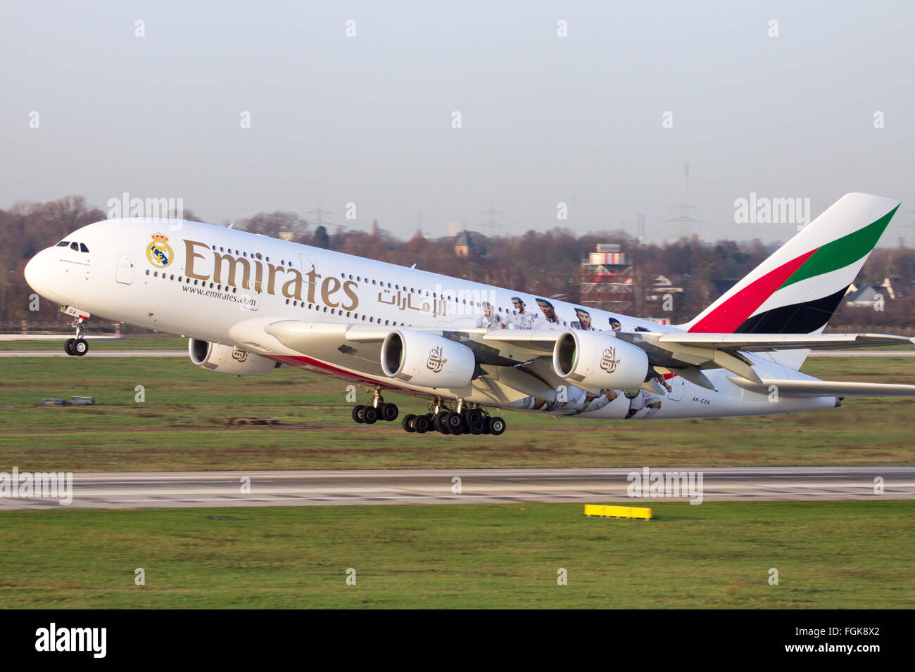 Unis Airbus A380 décolle de l'aéroport de Düsseldorf. Banque D'Images