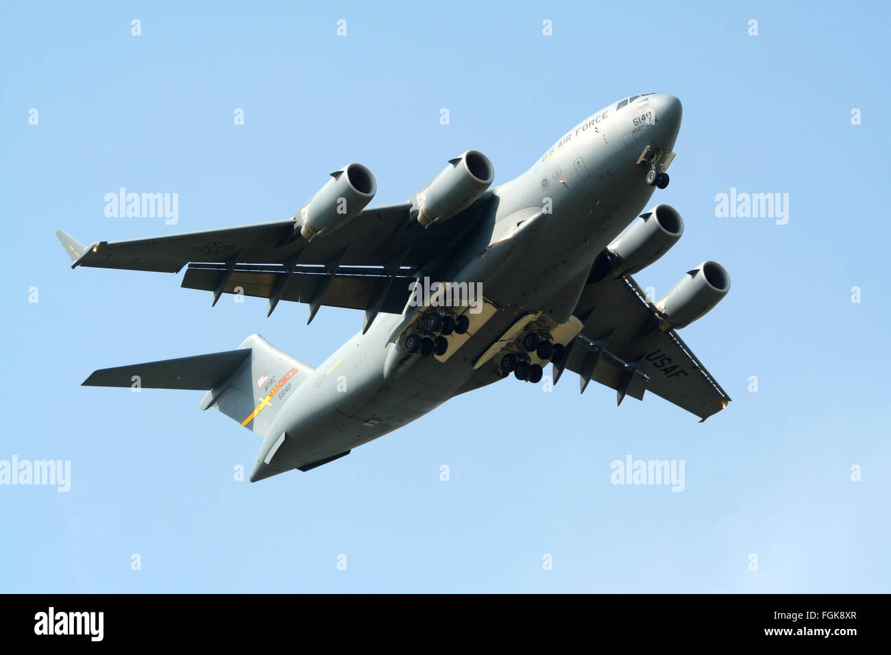 US Air Force C-17 Globemaster à propos d'atterrir sur la base aérienne de Kecskemet. Banque D'Images