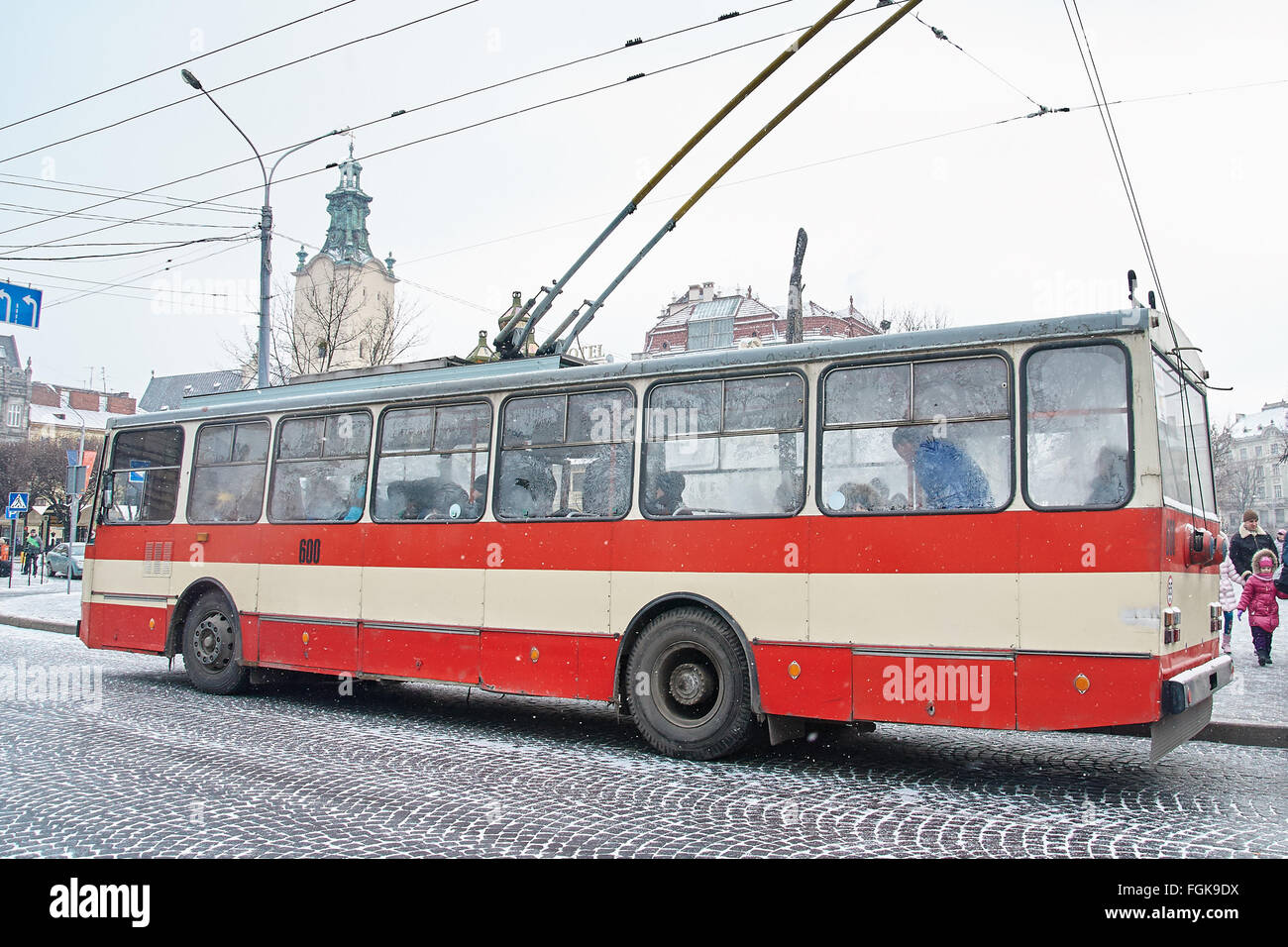 LVIV, UKRAINE - le 24 janvier 2016 : en Trolleybus à la station de bus à Lviv, Ukraine Banque D'Images
