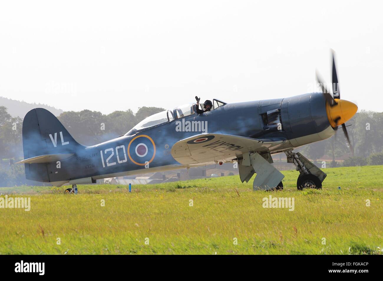 VX281 (ou G-RNHF), un espace préservé Hawker Sea Fury T20S de l'Aviation Navale Ltd, des taxis dans après l'affichage à l'Leuchars Airshow. Banque D'Images