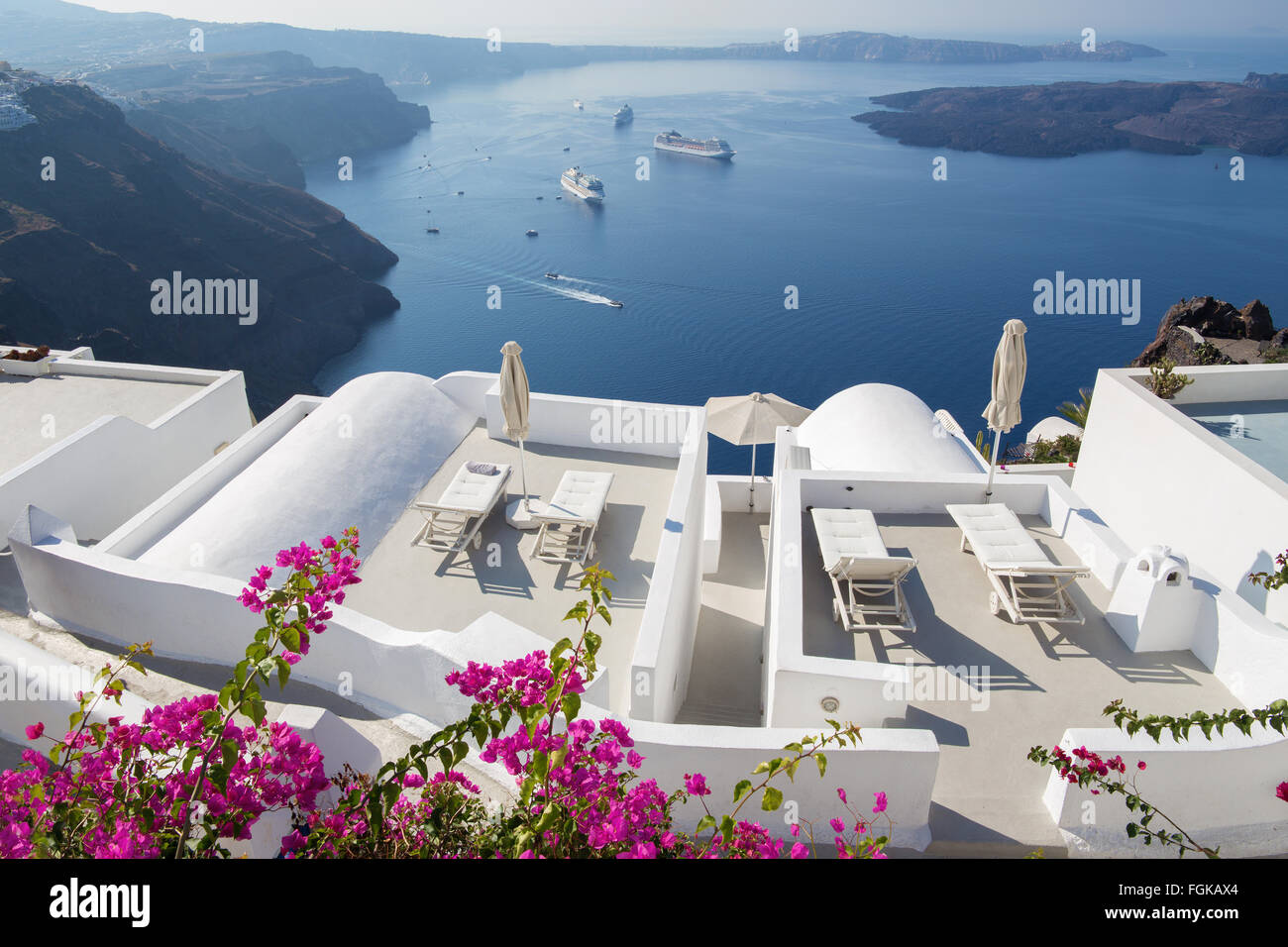 Santorin - Les perspectives sur le complexe hôtelier de luxe dans Imerovigili à caldera avec les croisières. Banque D'Images