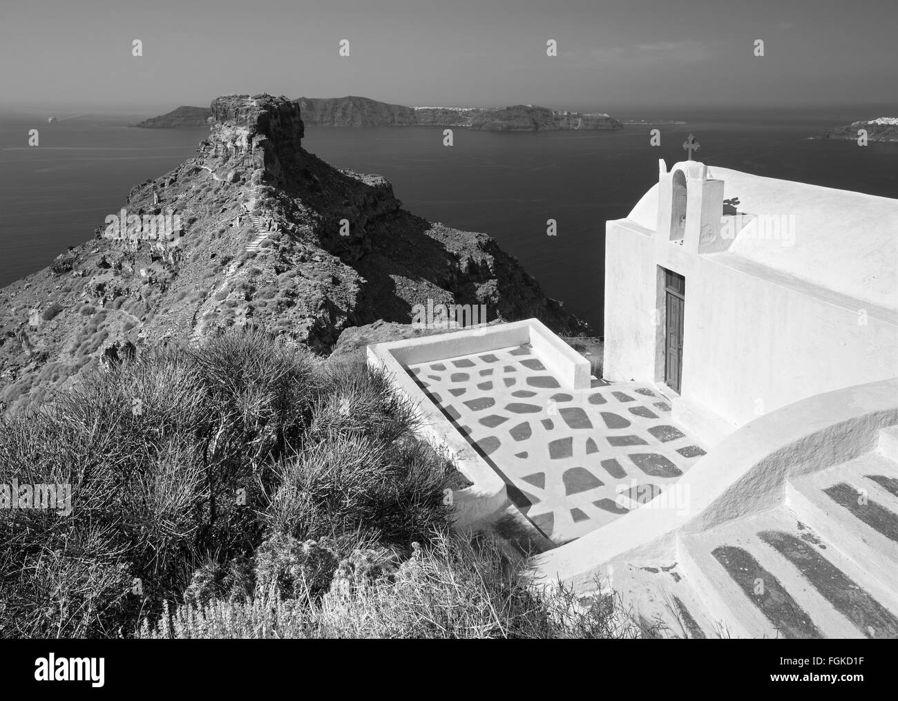 Santorin - l'apparence de typiquement petite église Agios Ioannis Katiforis à Imerovigli et le château Skaros. Banque D'Images