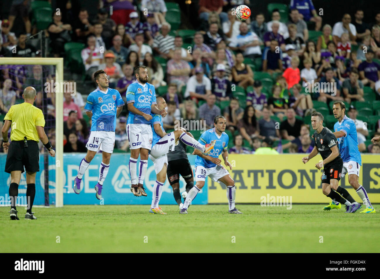 20.02.2016, Perth, Australie. Hyundai A-League, Perth Glory versus Brisbane Roar. Perth Glory défendre un coup franc. Perth Glory défait Brisbane Roar 6-3. Banque D'Images