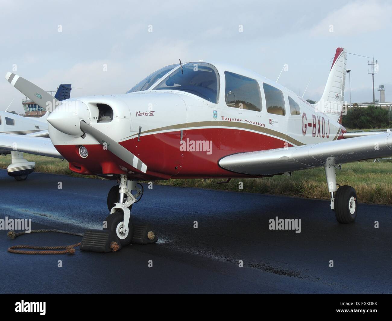 G-BXOJ, un Piper PA-28-161 Warrior III de Tayside, l'Aviation se trouve dans le parc résidentiel de loisirs à l'Airshow de Leuchars en 2013. Banque D'Images