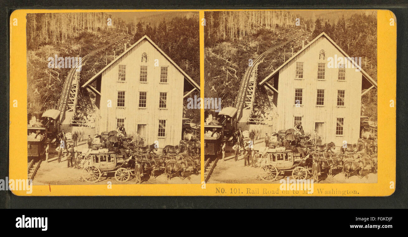 Cette photographie représente le chemin de fer menant au mont Washington, New Hampshire, montrant la pente raide et les vues panoramiques depuis la ligne de chemin de fer. Banque D'Images