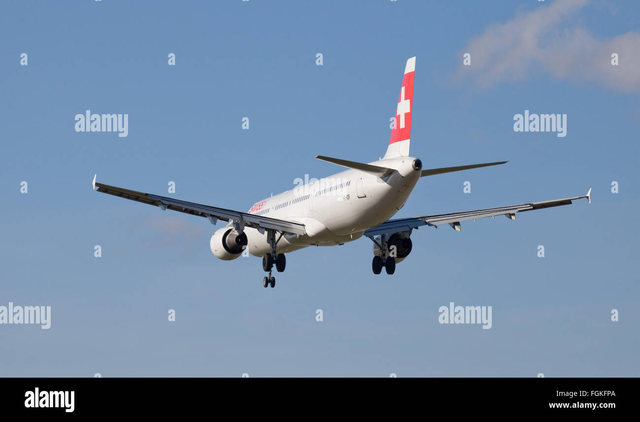 Swiss International Air Lines Airbus A321 HB-FEI entrée en terre à l'aéroport de Londres Heathrow LHR Banque D'Images