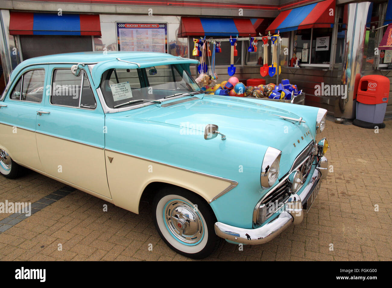 1961 Ford Zodiac voiture sur la plage à Great Yarmouth Norfolk Angleterre Banque D'Images