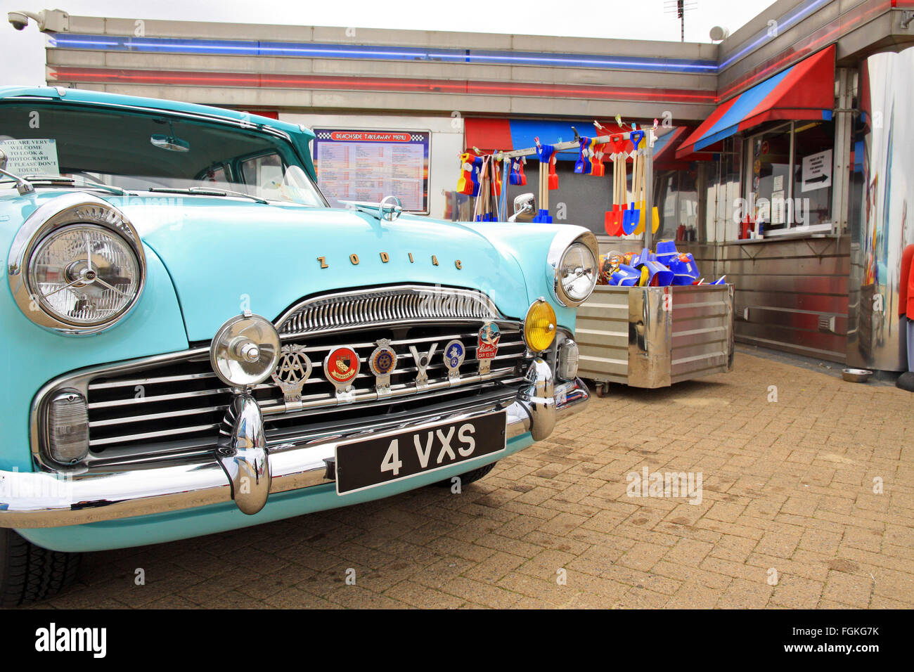 1961 Ford Zodiac voiture sur la plage à Great Yarmouth Norfolk Angleterre Banque D'Images