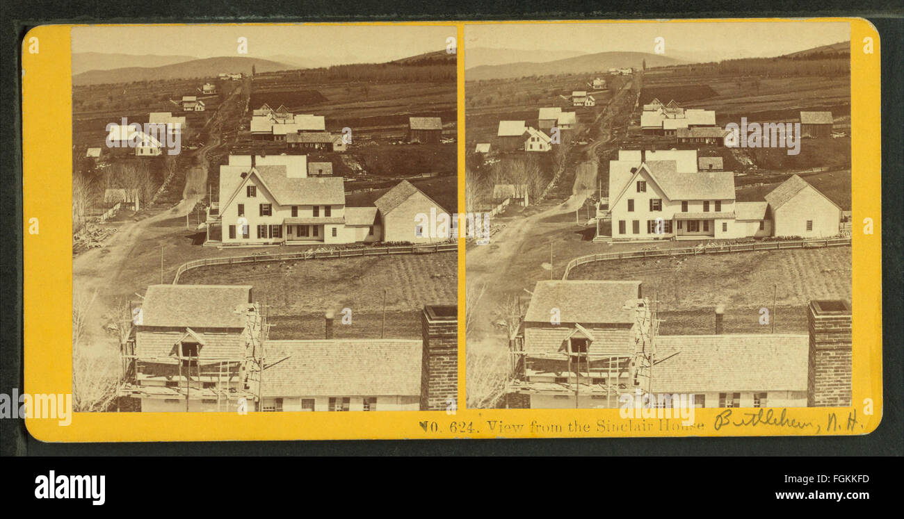 Cette photographie de la collection Kilburn Brothers montre une vue panoramique depuis la maison Sinclair à Bethlehem, New Hampshire. Il capture la beauté naturelle de la région et le charme architectural de la maison Sinclair. Banque D'Images