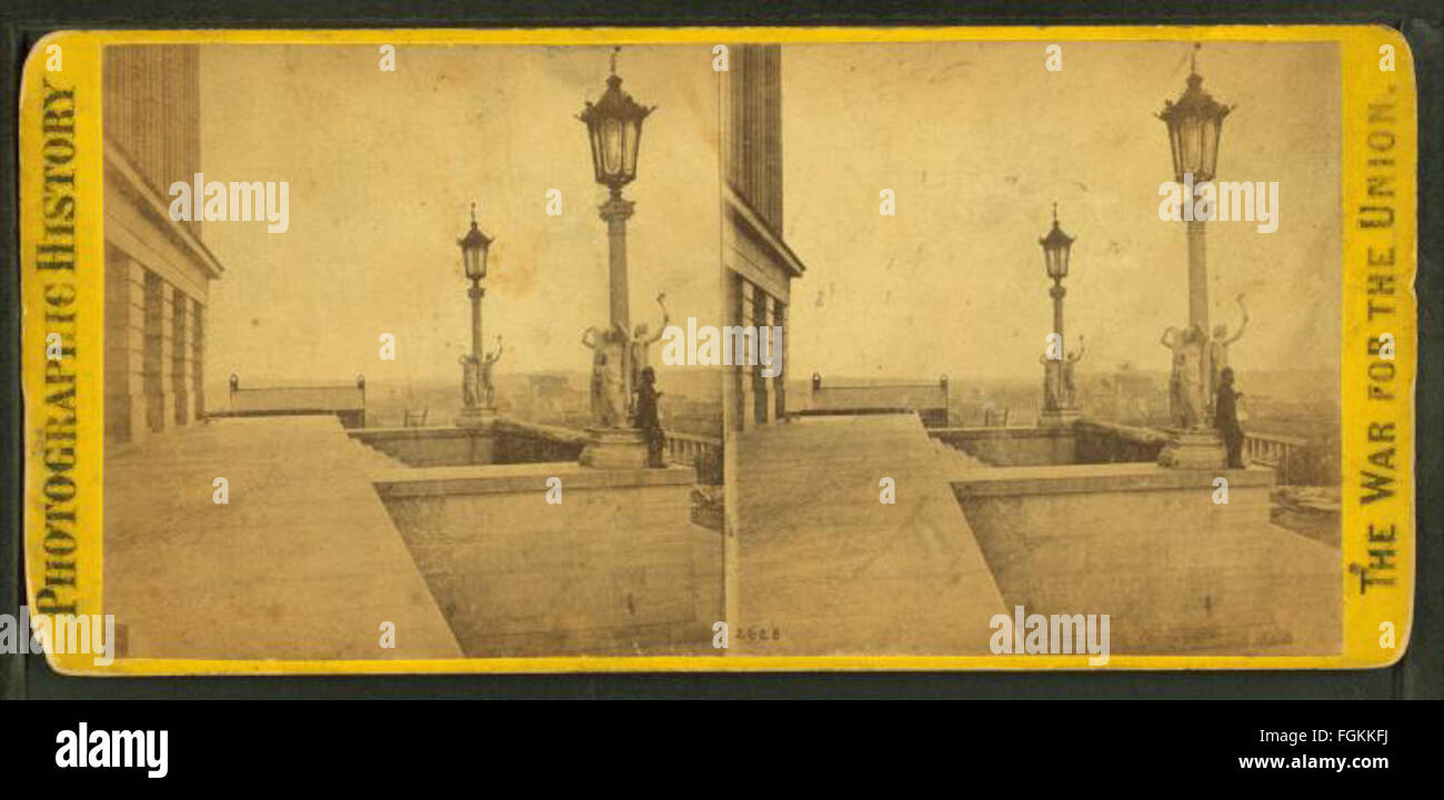Cette vue stéréoscopique capture la perspective depuis le portique de la State House à Nashville, Tennessee, regardant vers le sud-est. L'image met en valeur l'architecture et le paysage environnant vus de ce point de vue historique. Banque D'Images