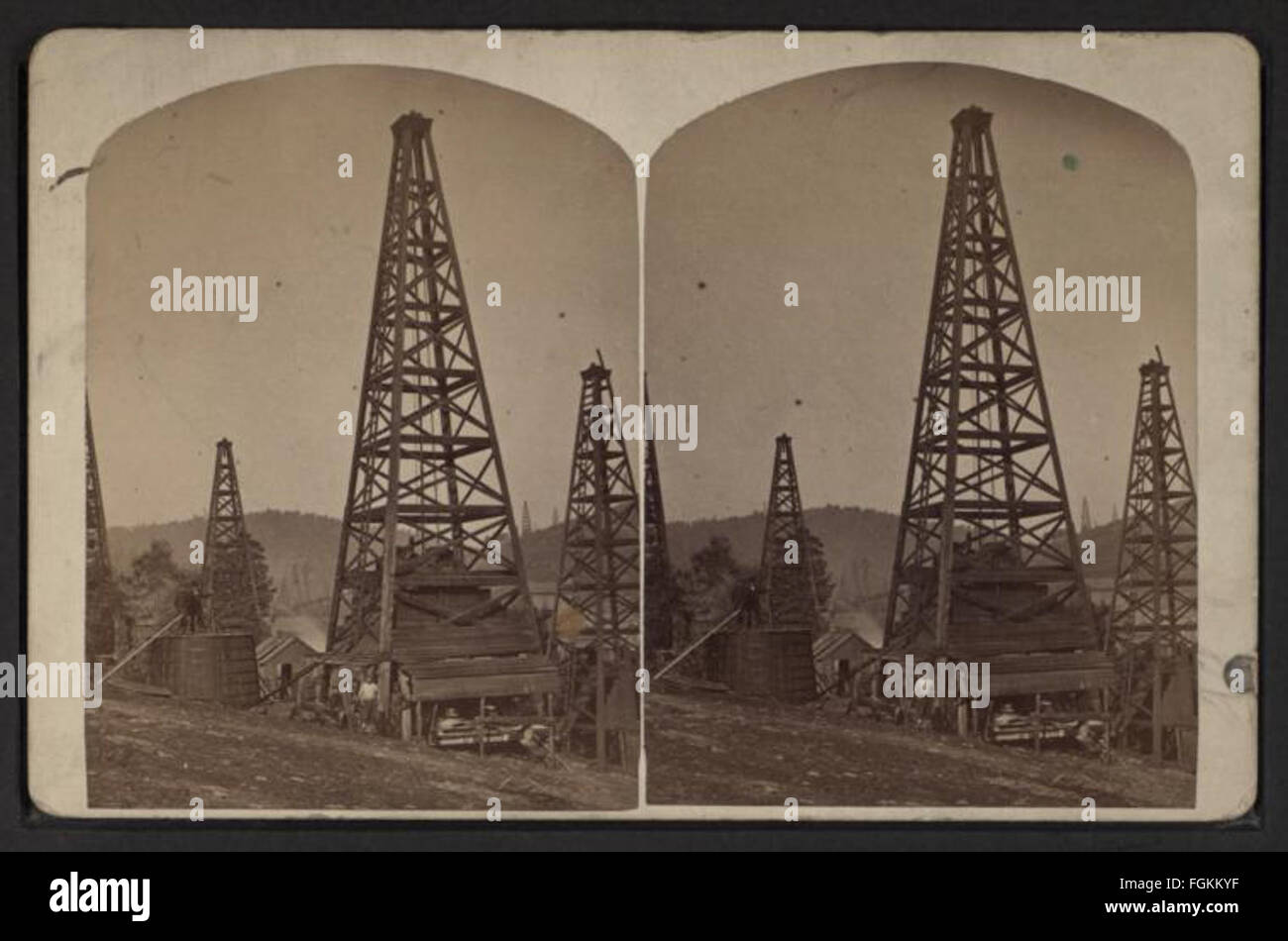Une photographie vintage représentant des puits de pétrole capturés par West & Waddell, montrant le développement industriel de l'industrie pétrolière au cours de ses premières années. L'image met en évidence l'ampleur et l'importance de l'extraction pétrolière dans l'histoire. Banque D'Images