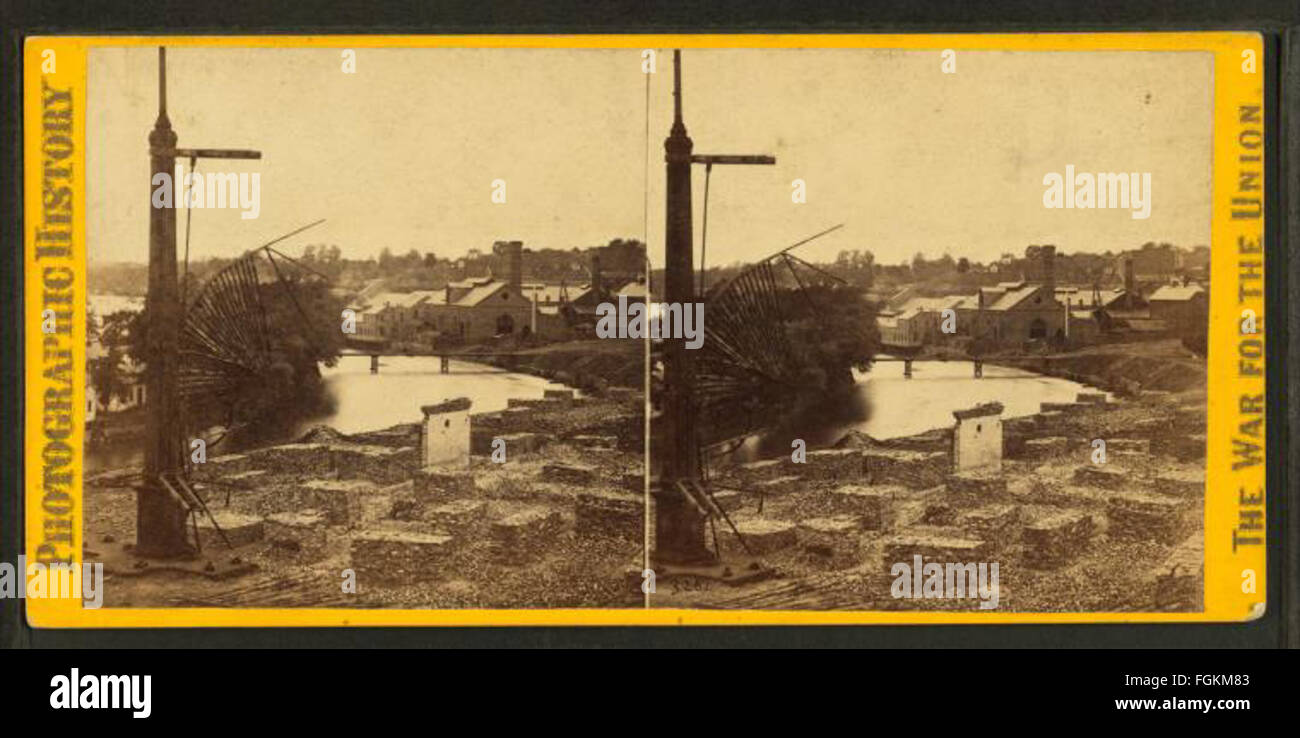 Une photographie historique d'Alexander Gardner, montrant l'usine de fer Tredegar du pont ferroviaire de Petersburgh à Richmond, Virginie. L'image capture le complexe industriel, important pour l'ère de la guerre civile, et l'activité animée autour des usines de fer. Banque D'Images