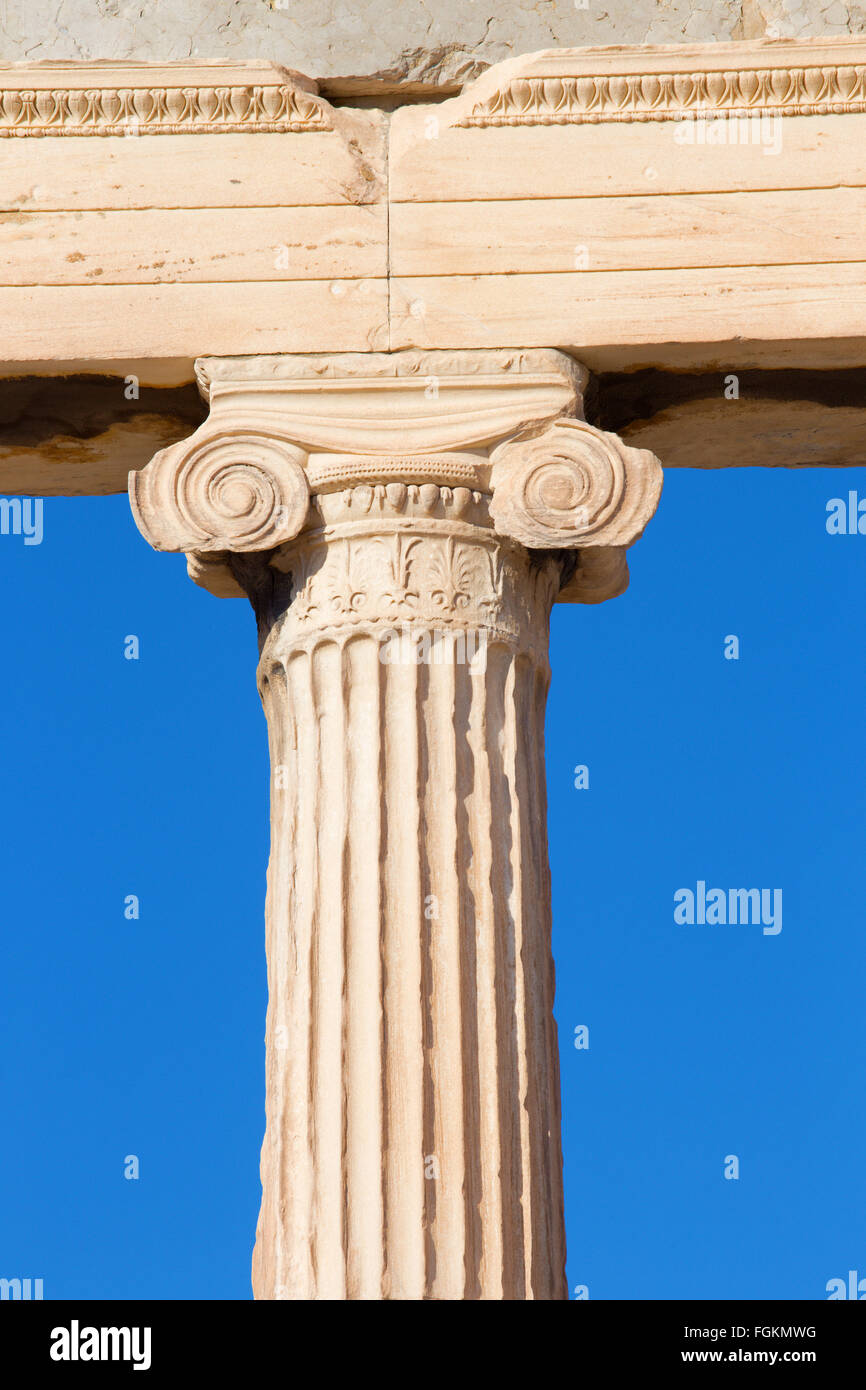 Athènes - le détail d'Ionic capital d'Erechtheion sur l'Acropole, dans la lumière du matin. Banque D'Images