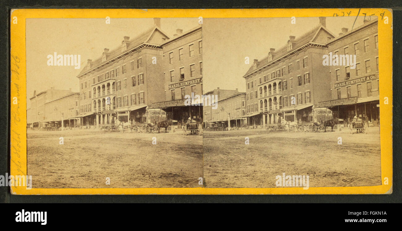 La vue stéréoscopique de la collection Robert N. Dennis présente Ward & Humphrey & Co., une quincaillerie à Concord, New Hampshire. La photographie offre un aperçu du paysage des affaires de l'Amérique de la fin du XIXe siècle. Banque D'Images