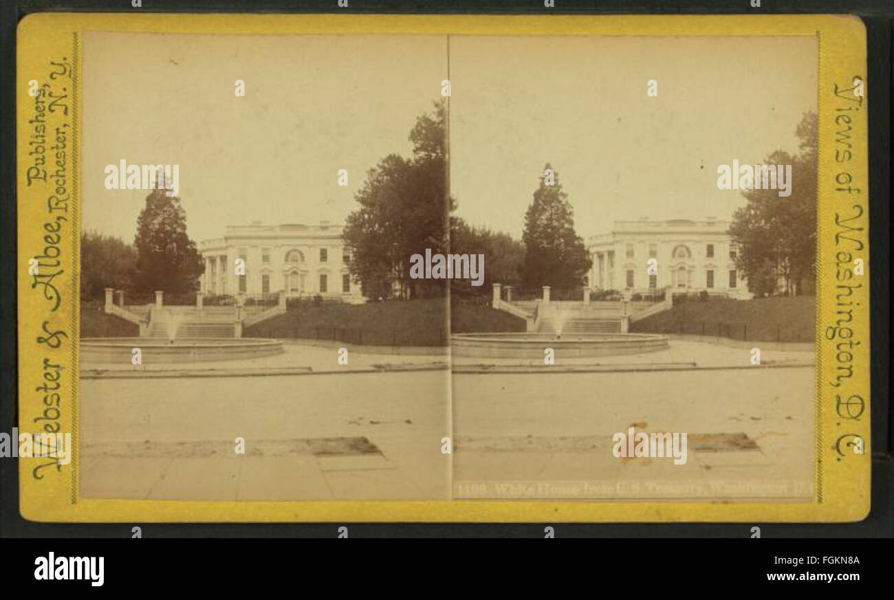 Cette photographie stéréoscopique, qui fait partie de la collection Robert N. Dennis, présente une vue historique de la Maison Blanche vue depuis le Trésor américain à Washington, D.C. L'image offre un aperçu des environs architecturaux de la Maison Blanche à la fin du XIXe siècle. Banque D'Images