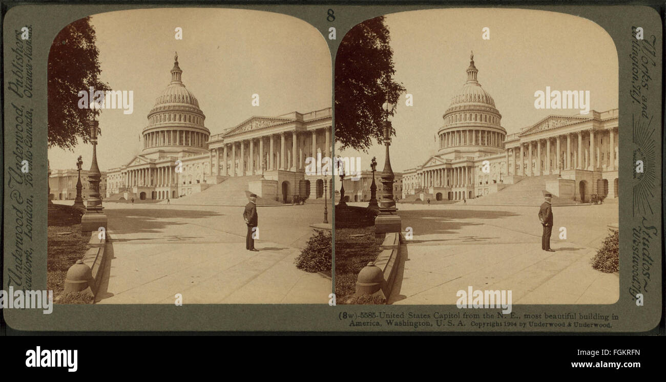 Cette photographie vintage, capturée par Underwood & Underwood, présente le bâtiment du Capitole des États-Unis depuis l'angle nord-est. Souvent considéré comme l’un des bâtiments les plus beaux et les plus importants d’Amérique, il est un symbole de la démocratie et de l’histoire de la nation. Banque D'Images