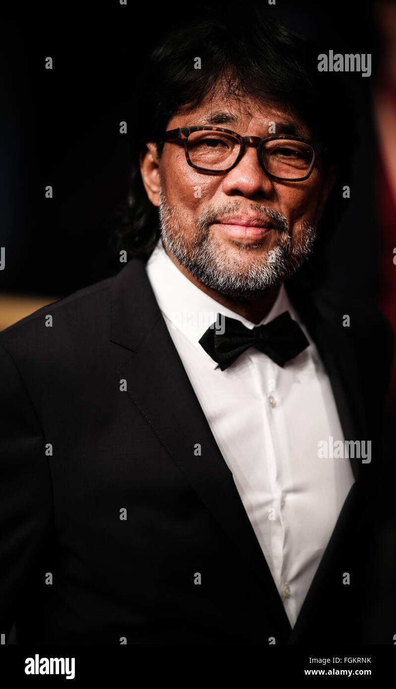 (160220) -- BERLIN, 20 février, 2016 (Xinhua) -- Mark Lee Ping-Bing, caméraman du film 'Crosscurrent' (Chang Jiang Tu), pose sur le tapis rouge avant la cérémonie de remise des prix de la 66e Berlinale Festival International du Film de Berlin, le 20 février, 2016. (Xinhua/Zhang Fan) Banque D'Images