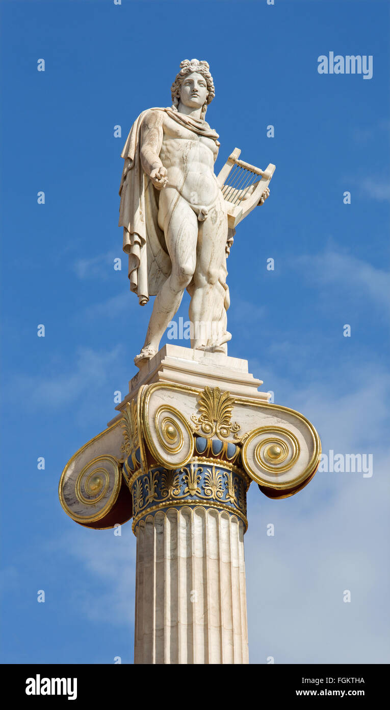 Athènes - La statue d'Apollon sur la colonne en face de l'Académie nationale des capacités par Leonidas Drosis (à partir de 19 100.). Banque D'Images