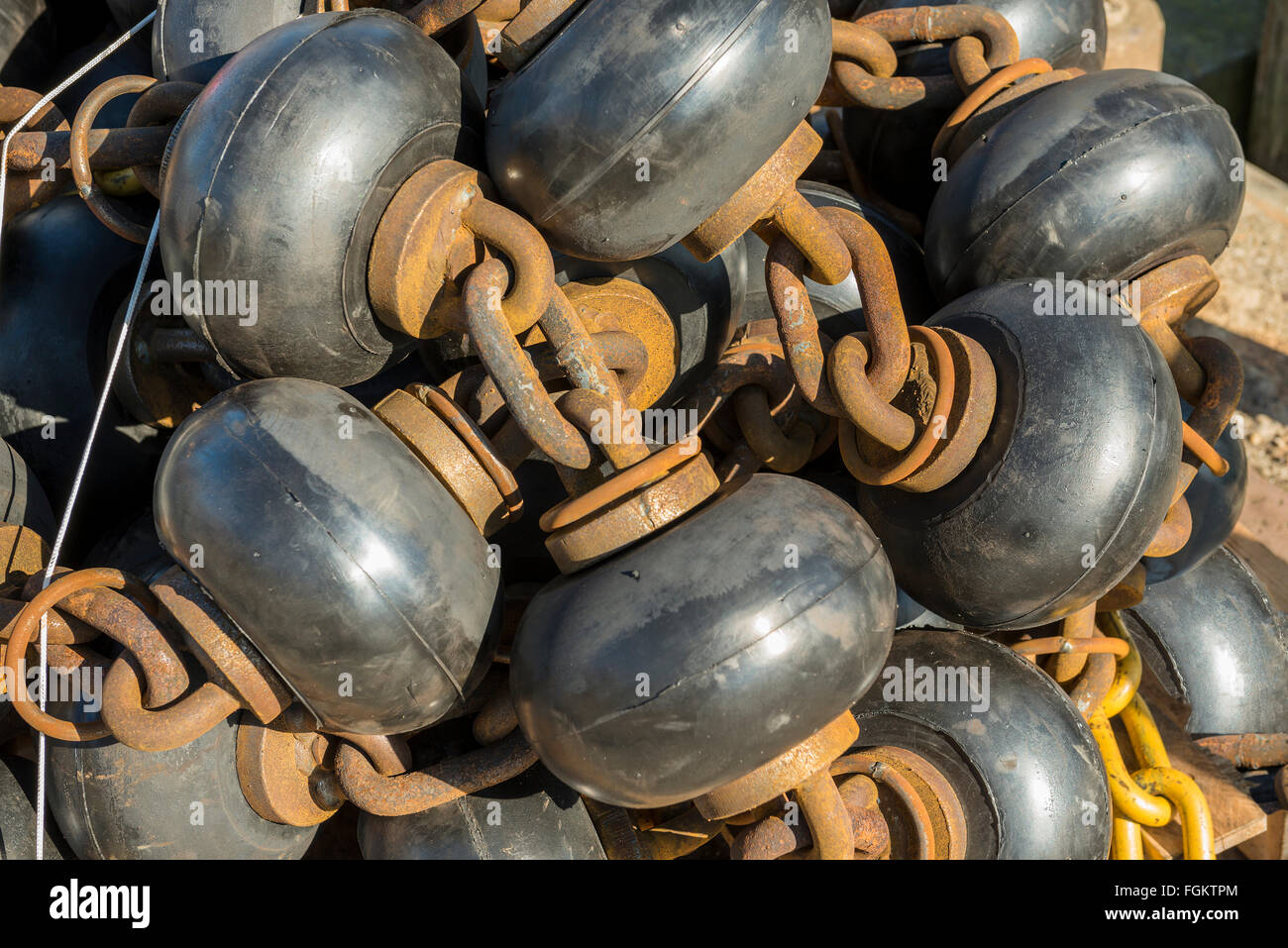 Attaché ensemble résille rouillé renforts de crevettes d'un bateau de pêche dans un port hollandais Banque D'Images
