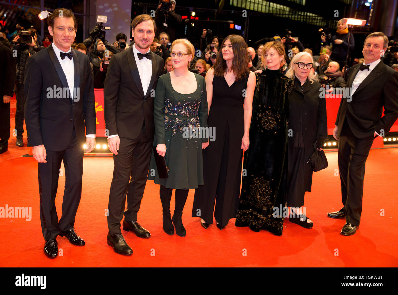 Berlin, Allemagne. Feb 20, 2016. 66e Festival International du Film de Berlin, Allemagne, 20 février 2016. Et cérémonie de clôture : Clive Owen, Lars Eidinger, président du jury Meryl Streep, Malgorzata Szumowska, Alba Rohrwacher, Brigitte Lacombe, Nick James. La Berlinale se déroule du 11 février au 21 février 2016. Photo : KAY NIETFELD/dpa/Alamy Live News Banque D'Images