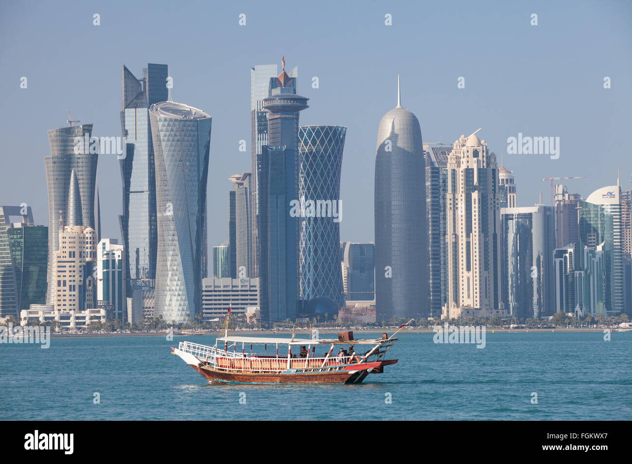 Quartier Financier de Doha avec vue sur l'horizon en premier plan boutre. Banque D'Images
